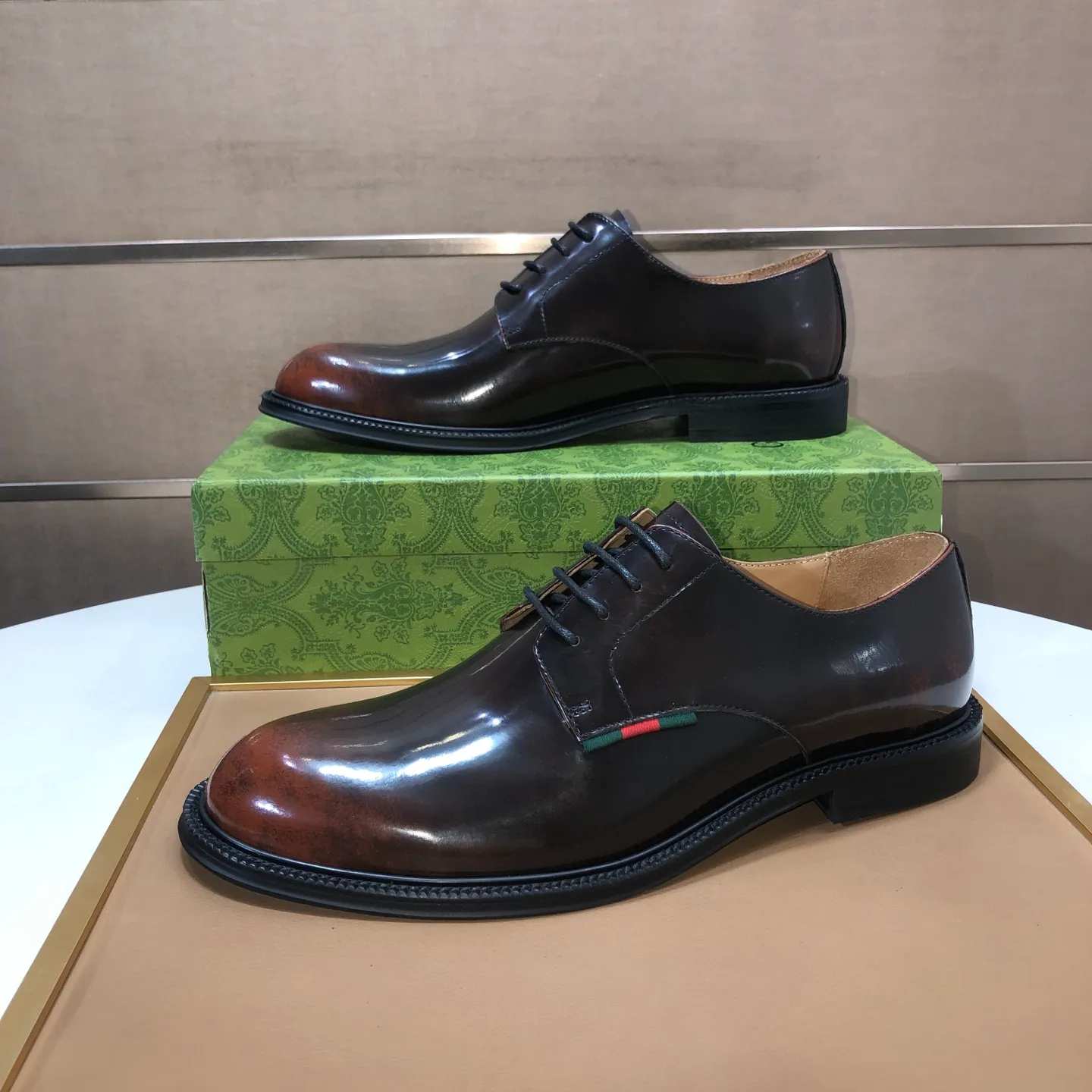 Factory batch 500💰Italy’s top luxury men’s shoe giant (GUCCI) (Gucci) (full cowhide lining) new arrival🍃Original European style🔰 Pleasant to the eye😍In order to make the shoes more durable and non-deformable🌀The production continues to follow traditional methods but there is still no lack of innovation💪The original sheepskin is selected for the leather♻️Smooth, natural and extra bright⭐Made of imported cowhide The rich man’s first choice 38-45 (45 customized)